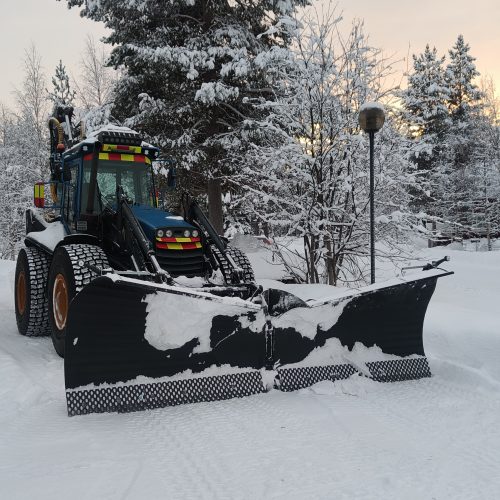 Lumityöt pihalla ja mökkitiellä