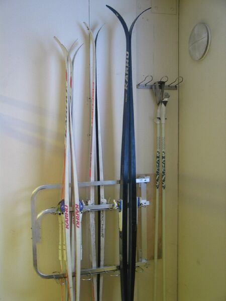 ST6 SUKSIEN SÄILYTYSTELINE