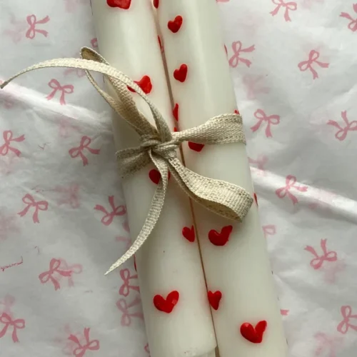 Käsinvärjätty kruunukynttilä Sydämet