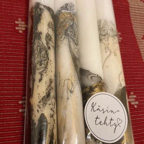 Käsinvärjätty Marble kruunukynttilä 4 kynttilää pakkauksessa